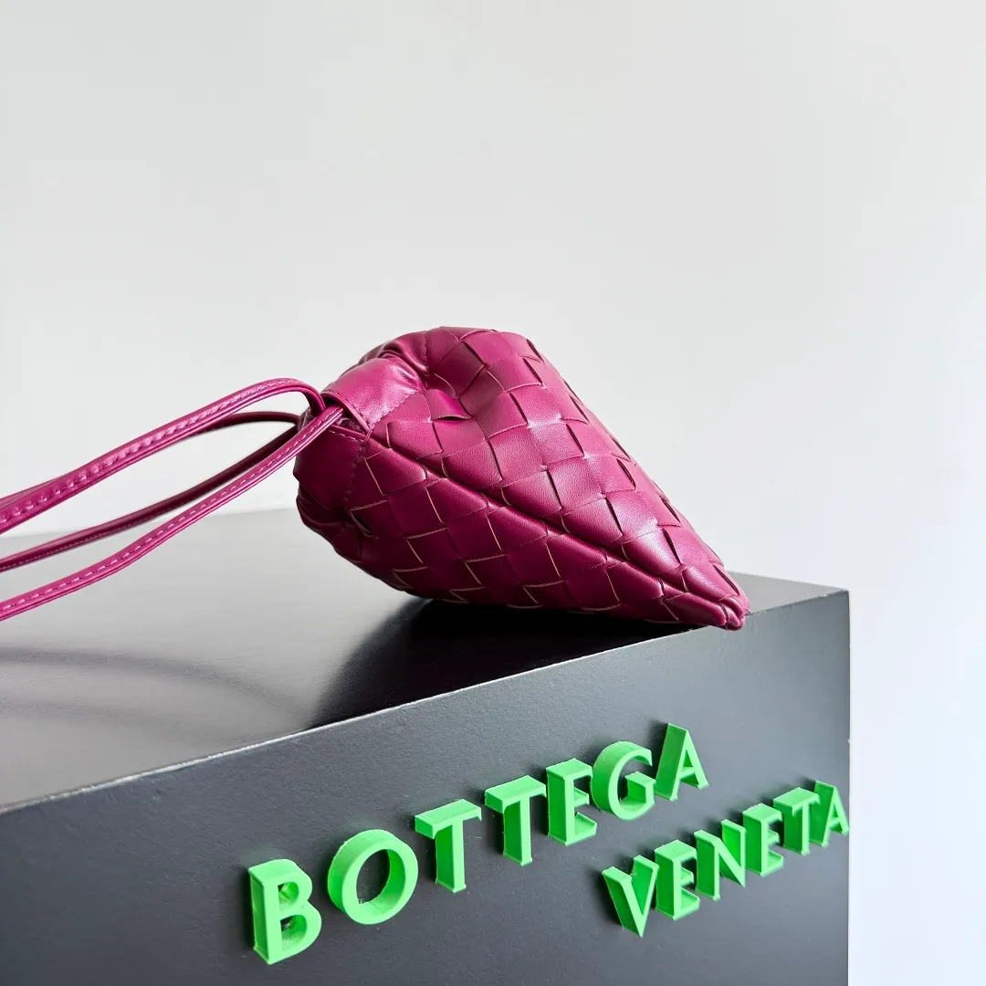 Batch 1400 BOTTEGA VENETA DUSTBAG mini size is officially launched📣📣. It still continues the classic weaving process. The lazy and casual feeling presented by the drawstring pockets is not too suitable for summer. The small back body is light and convenient. It is enough to carry lipstick and tissues when going out every day. It is not easy to make mistakes with any clothes. The shoulder strap has a buckle and pull-out design, which can be adjusted to unlock multiple carrying methods. Style number: 816987 Size: 21*16.6*1cm